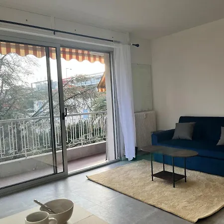 アパート New With Balcony And Parking アンティーブ